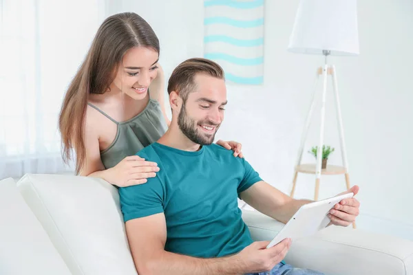 Casal jovem procurando informações — Fotografia de Stock