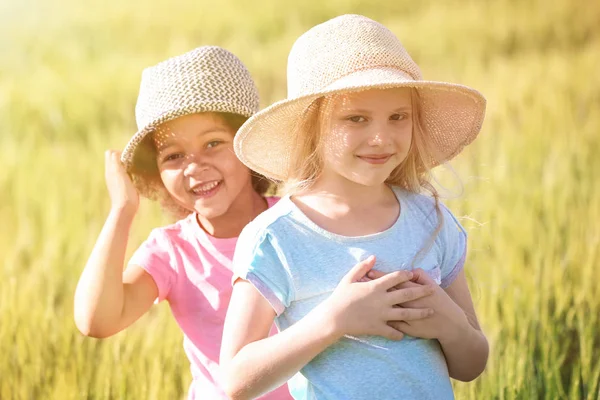 Glückliche kleine Mädchen im grünen Feld — Stockfoto