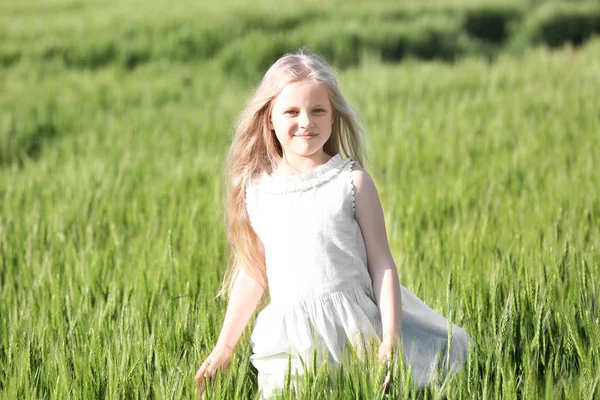 Little girl in green field — Stock Photo, Image