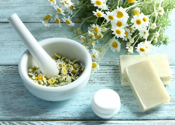 Harç, sabunlar ve papatya çiçekleri ile kompozisyon