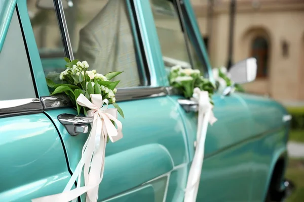 Vacker blommig dekoration på bröllop bil — Stockfoto