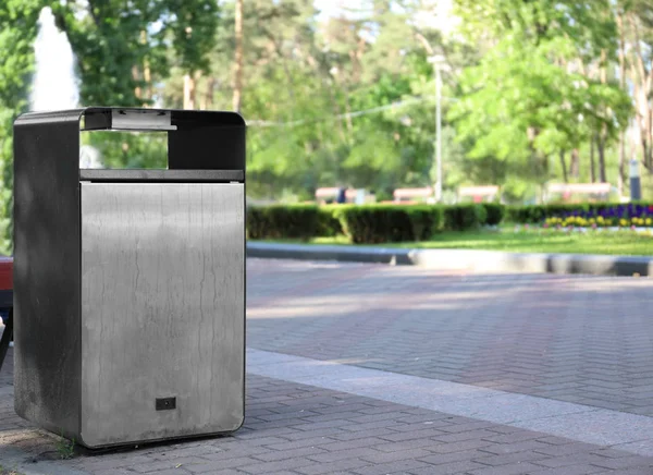 近代的な金属製のゴミ箱 — ストック写真