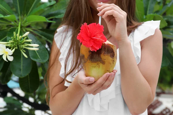 リゾートには、クローズ アップで新鮮なココナッツのカクテルを持つ若い女性 — ストック写真