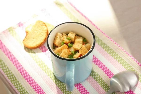 Masada lezzetli çorba ile metal kupa. Bir kavram için pişirme