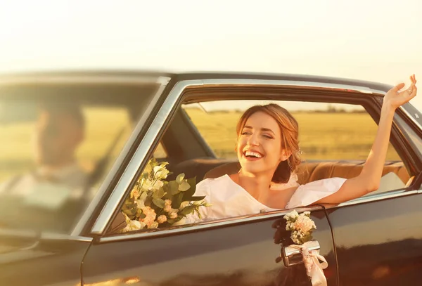 Невеста в украшенном автомобиле — стоковое фото