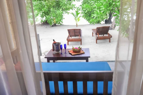 Terraza preparada para una cita romántica en el complejo tropical, vista a través de la ventana — Foto de Stock