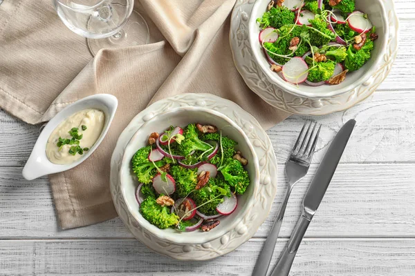 Блюда с салатом брокколи на столе — стоковое фото