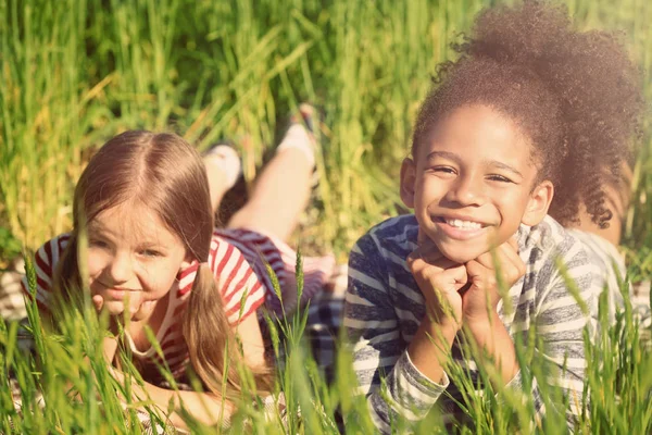 Niñas felices en el campo verde — Foto de Stock