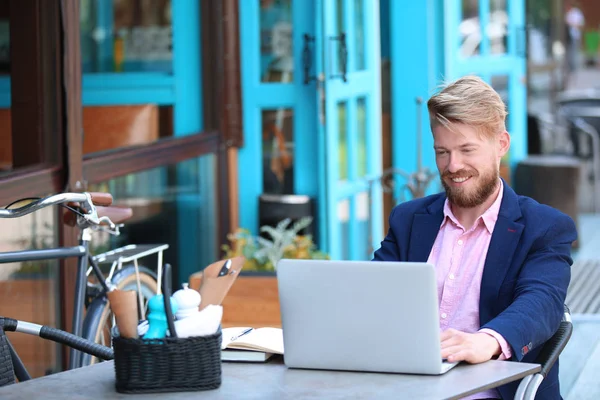 Tablo Cafe, açık havada çalışan dizüstü bilgisayar ile genç blogger