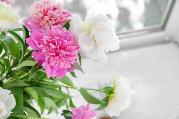Mooie pioenroos bloemen op de vensterbank — Stockfoto