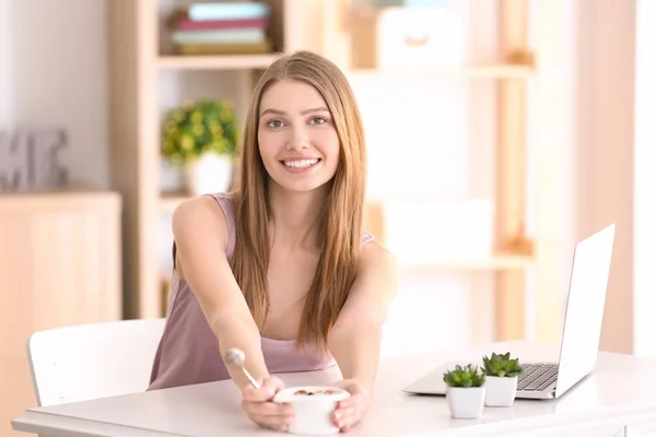 Frau isst Joghurt — Stockfoto