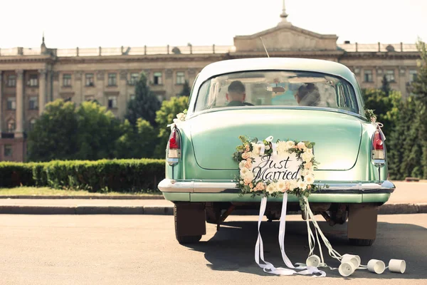 Schönes Hochzeitsauto mit Teller und Dosen — Stockfoto