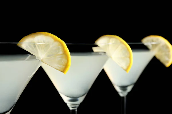 Lemon drop martini z kawałkami owoców — Zdjęcie stockowe