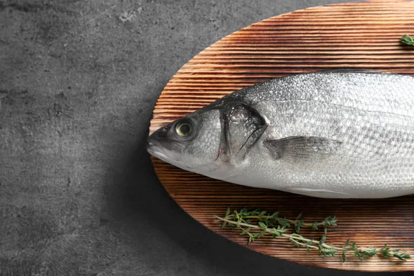 Свежая рыба с тимьяном — стоковое фото
