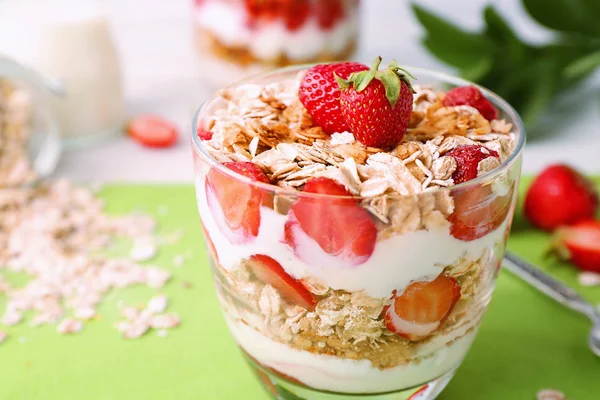 Leckeres Dessert mit Erdbeere — Stockfoto