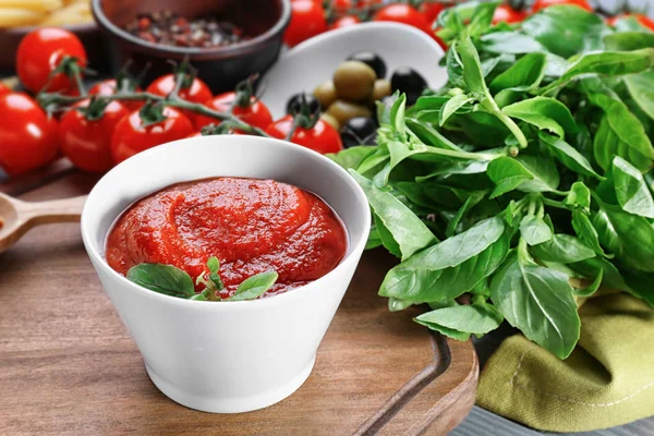 Kom met smakelijke tomatensaus voor pasta — Stockfoto