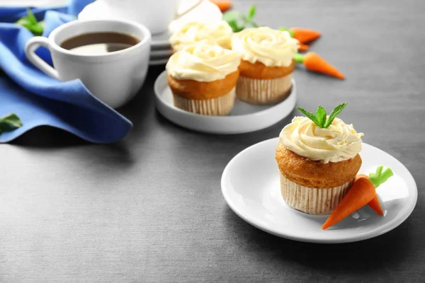 Plate with delicious carrot cupcake on table — Stock Photo, Image
