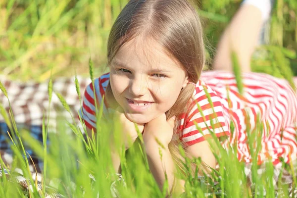 Menina no campo verde — Fotografia de Stock