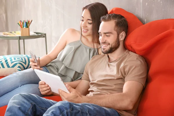 Pareja joven buscando información —  Fotos de Stock