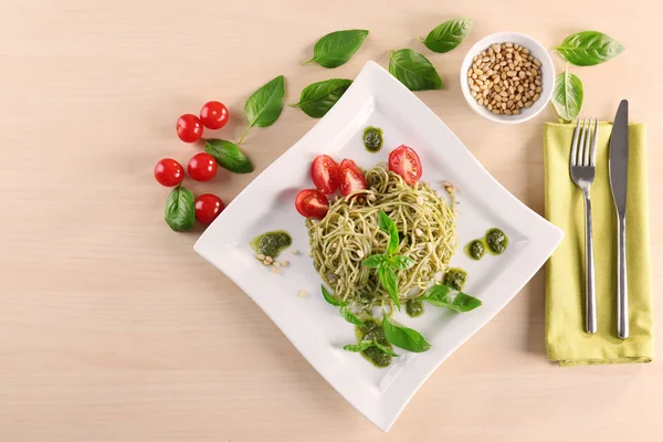 Massa deliciosa com molho pesto — Fotografia de Stock