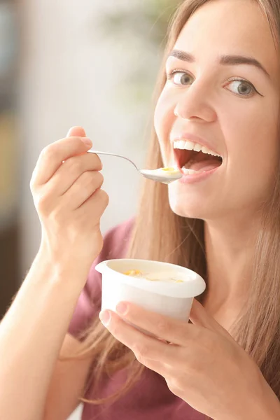 Mujer joven comiendo yogur, primer plano —  Fotos de Stock