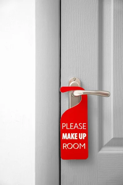 Κλειστή πόρτα με ναυτολογηθεί λαβή στο ξενοδοχείο παρακαλείστε να κάνει επάνω το δωμάτιο — Φωτογραφία Αρχείου