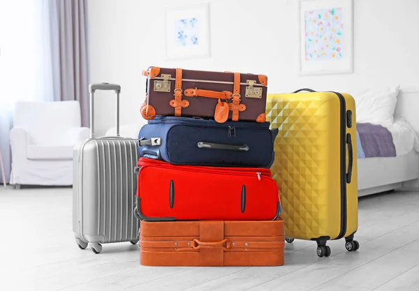 Different suitcases in light room. Luggage overweight concept — Stock Photo, Image