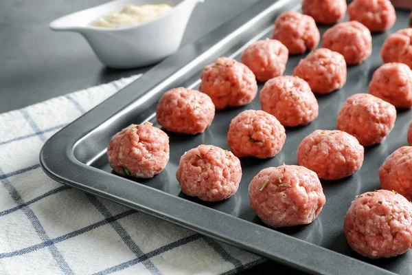 Fırın tepsisi masada çiğ köfte ile