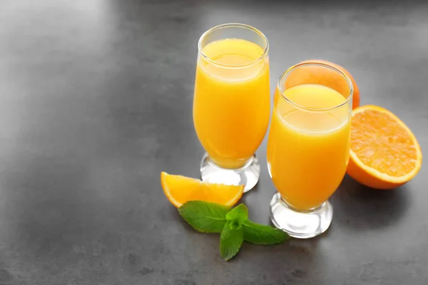 Gläser mit frischem Orangensaft — Stockfoto