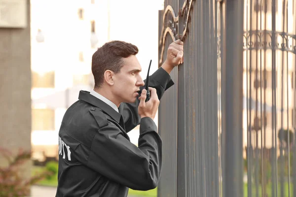 Manliga säkerhetsvakt med bärbart radiosände, Utomhus — Stockfoto