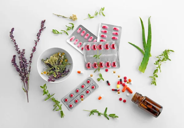 Diverse pillole colorate — Foto Stock