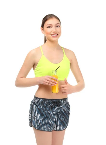 Hermosa joven con jugo sobre fondo blanco. Concepto de dieta —  Fotos de Stock