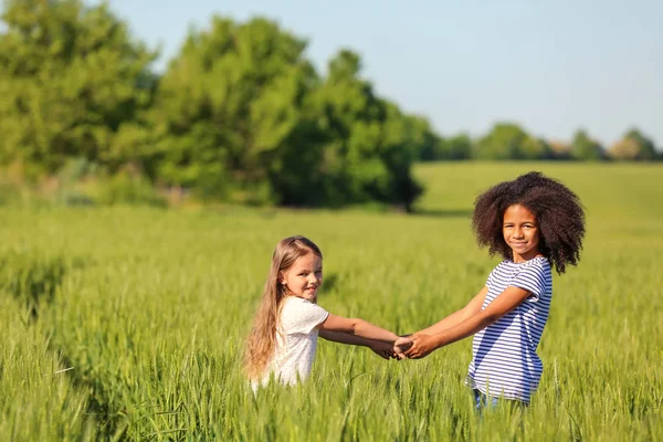 Szczęśliwy dziewczynki w zielone pola — Zdjęcie stockowe