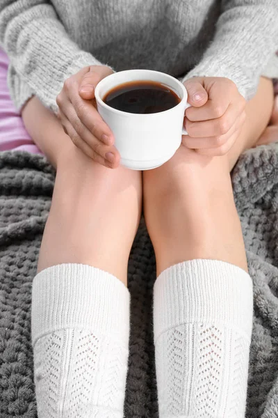 Kahve ile çoraplı genç kadın