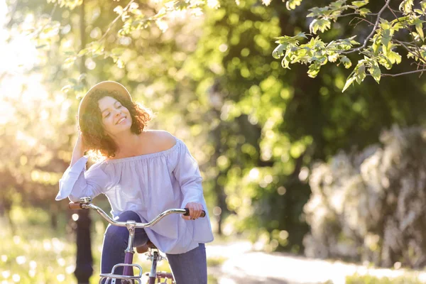 Mulher bonita com bicicleta, ao ar livre — Fotografia de Stock