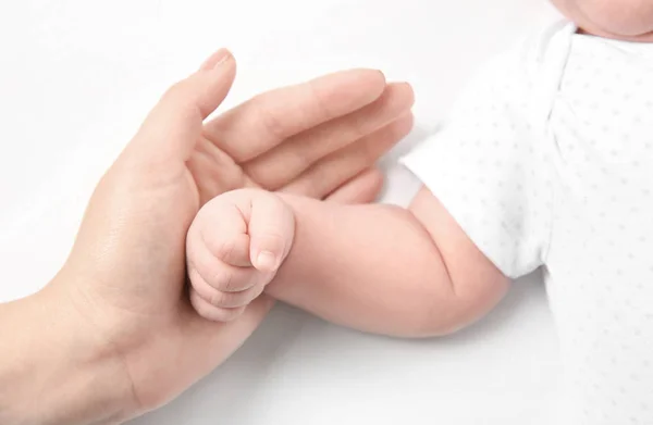 Manos de madre y lindo bebé recién nacido sobre fondo blanco —  Fotos de Stock