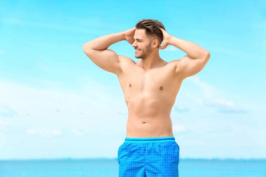 Yakışıklı genç deniz plaj