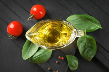 Fesleğen yağı, yeşil yaprakları ve domates sos tekne