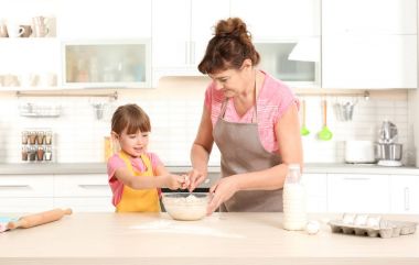 Sevimli küçük kız ve büyük annesi  