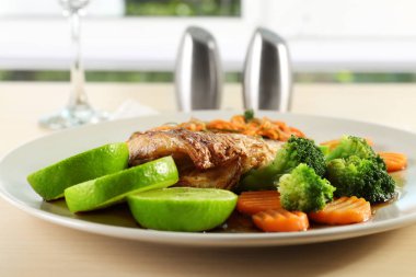 Plaka lezzetli balık, sebze ve sos ile