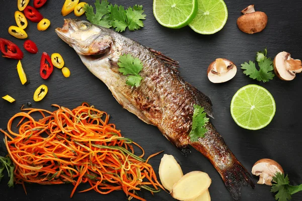 Piatto di ardesia con delizioso pesce — Foto Stock