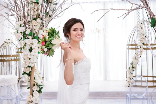 Hermosa novia en el día de la boda, en interiores — Foto de Stock