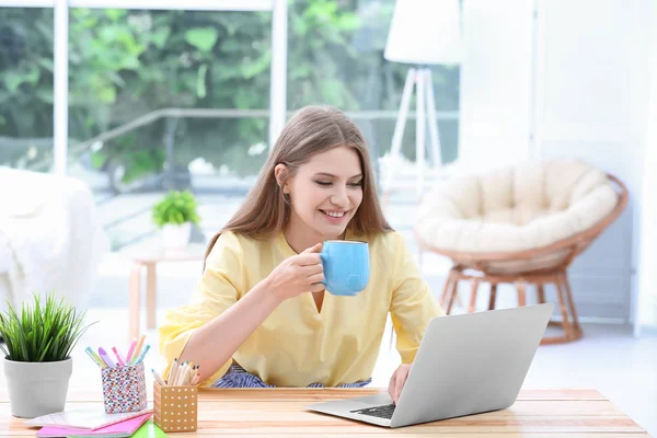 Jeune femme travaillant à la maison — Photo