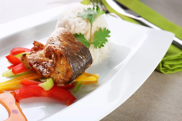 Lezzetli balık, sosu, pirinç ve sebze ile servis tabağı