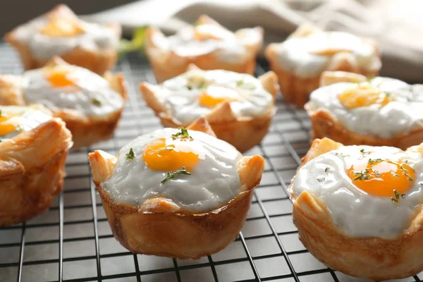 Raf soğutma üzerinde hamur yumurta pişmiş lezzetli