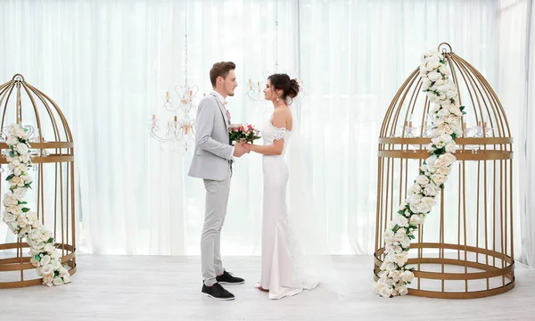 Glückliches schönes Paar am Hochzeitstag, drinnen — Stockfoto