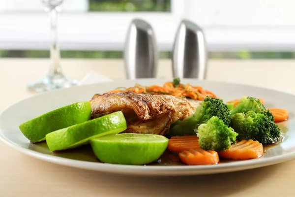 Plaka lezzetli balık, sebze ve sos ile