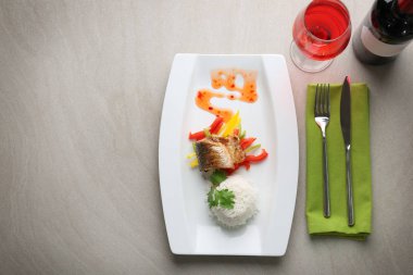 Lezzetli balık, sosu, pirinç ve sebze ile servis tabağı