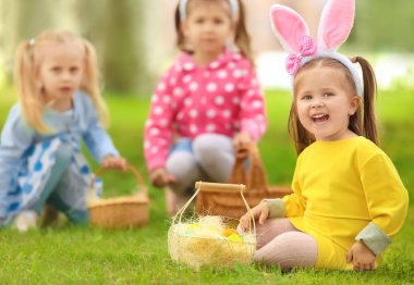 Çocuk parkında eğleniyor. Paskalya yumurtası avı kavramı