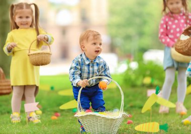 Çocuk parkında eğleniyor. Paskalya yumurtası avı kavramı